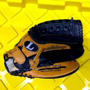 Louisville Slugger LP1350 13.5 inch Black and Tan Baseball Glove right hand.